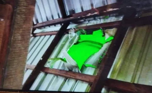 လက်နက်ကြီးကျရောက်မှုကြောင့် ဝကုန်းကျေးရွာမှ နေအိမ်နှစ်လုံး ထိခိုက်ပျက်စီးခဲ့စဉ်။ ဓာတ်ပုံ - CJ