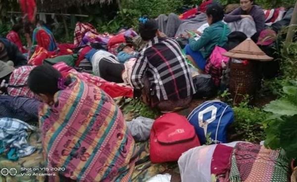 တောတောင်များထဲရှိ ကျိုက်ထိုစစ်ဘေးရှောင်များကိုတွေ့ရစဉ်။(ဓာတ်ပုံ - CJ)