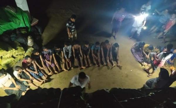 လျှော်ဖြူတောင်တံတားအနီးတွင် ဖမ်းဆီးခံရသည့် မွတ်ဆလင်များကိုတွေ့ရစဉ်။ ဓာတ်ပုံ- ကိုကိုနိုင်(Facebook)