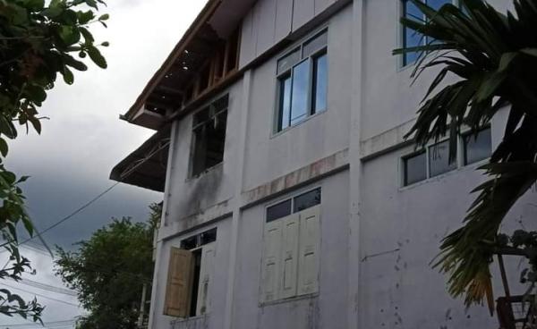 လက်နက်ကြီးကျရောက်ပေါက်ကွဲမှုကြောင့် တောင်ကြာအင်းကျေးရွာရှိ သံဃာတစ်ပါးနှင့် ရွာသားတစ်ဦး ထိခိုက်ဒဏ်ရာရရှိခဲ့ပြီး အဆောက်အအုံတချို့ထိခိုက်ပျက်စီးခဲ့။ (Photo - CJ)