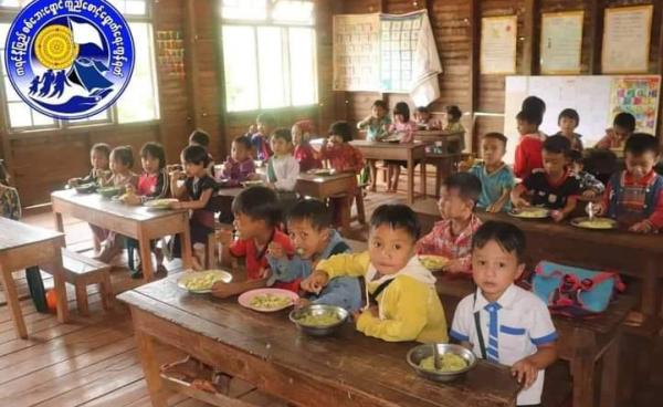 မိုးဗြဲ စစ်ရှောင်စခန်းတစ်ခုတွင် ကလေးငယ်များကို အာဟာရ ကျွေးမွေးနေစဉ်။