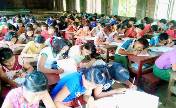 နံ့သာတောင်ပရဟိတကျောင်းရှိ ကျောင်းသူ၊ ကျောင်းသားများအား တွေ့ရစဥ်။