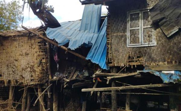 လက်နက်ကြီးကျည်ကျရောက်ခဲ့သည့် မင်းပြားမြို့နယ်မှ နေအိမ်တစ်ဆောင်ကို တွေ့ရစဉ်။