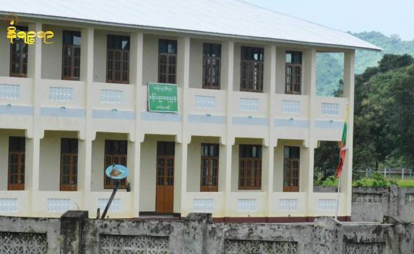 ဓာတ်ပုံ - မောင်တောခရိုင်ပညာရေးမှူးရုံးအား တွေ့ရစဉ်။