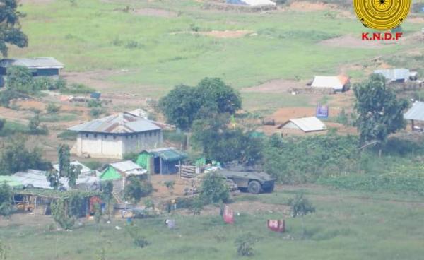 မိုးဗြဲမြို့အတွင်းသို့ သံချပ်ကာကားအသုံးပြုကာ စစ်ကြောင်းထိုးဝင်ရောက်နေစဉ်။ ဓာတ်ပုံ - KNDF