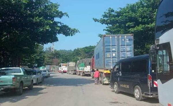 ကော့ကရိတ်-မြဝတီ အာရှလမ်းမပေါ်၌ ယနေ့ တိုက်ပွဲဖြစ်ပွားနေမှုကြောင့်ကားများ ပိတ်မိနေစဉ်။ ဓာတ်ပုံ - CJ