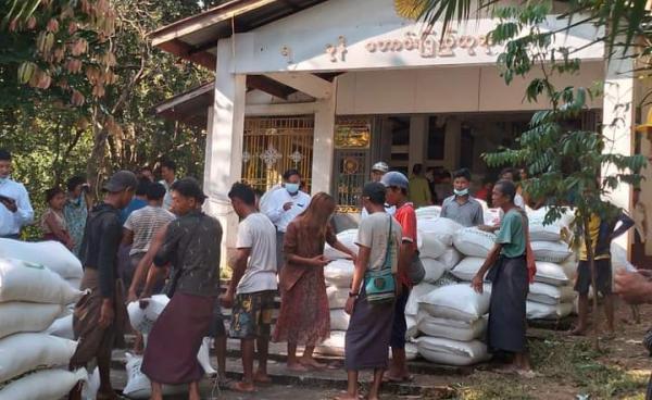 နီပွန်ဖောင်ဒေးရှင်းကလှူဒါန်းသည့်ဆန်အိတ်များကို အမ်းရှိ စစ်ဘေးရှောင်များအား လှူဒါန်းခဲ့စဥ်။