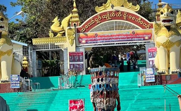 ကျိုက်ထီးရိုးဘုရားတောင်တက်အထမ်းသမားတစ်ဦးကိုတွေ့ရစဉ်။ ဓာတ်ပုံ - CJ