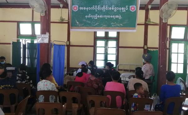 ဇန်နဝါရီလ ၂၂ ရက်က မင်းပြားမြို့ ရာမောင်ခန်းမတွင် စစ်ကောင်စီတပ်သားများမှ ဆေးကုသပေးနေပုံ