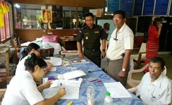  မောင်တောခရိုင် လဝကရုံးတွင် ၀ိှုက်ကတ်များကို လက်ခံနေစဉ်)