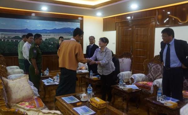 တိုယိုထိုင်းကုမ္ပဏီနှင့် မွန်ဝန်ကြီးချုပ်အားနှုတ်ဆက်နေစဉ်(Min Min Oo FB)