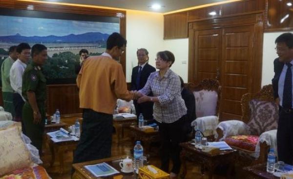 Mon State Chief Minister shakes hands with a representative of Toyo-Thai Company (Photo: Min Min Oo’s Facebook).