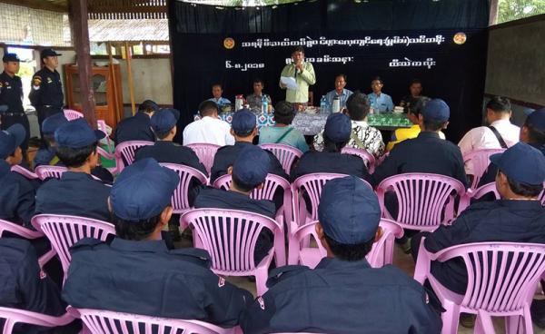 ထီးသဲကလိုးကျေးရွာတွင် မီးသတ်သင်တန်းပို့ချနေစဉ် (ဓာတ်ပုံ-ဒီးမော့ဆိုမြို့နယ် မီးသတ်တပ်ဖွဲ့)