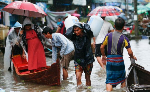 Residents make their way along a flooded street in Hpa-An Township in Kayin State, Myanmar, 02 August 2018. Photo: Lynn Bo Bo/EPA