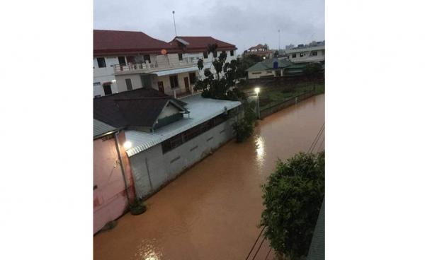 မိုးသည်ထန်ရွာသွန်းမှုကြောင့် တာချီလိတ် အနိမ့်ပိုင်း ရပ်ကွက်များ နမ့်ဆိုင်ချောင်းရေလျှံဝင်မှု ဖြစ်ပွား