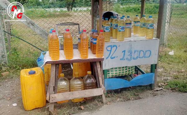 ရခိုင်ပြည်၊ လွတ်မြောက်နယ်မြေ တစ်နေရာမှ လမ်းဘေးစက်သုံးဆီဆိုင်တစ်ခုကို ၂၀၂၄ ခုနှစ်၊ အောက်တိုဘာလအတွင်းက တွေ့ရစဉ်။