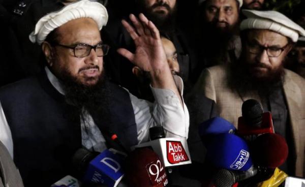 (File) Hafiz Saeed (L), the founder of banned Islamic charity Jamat ud Dawa (JuD), speaks to journalists after the government placed him under house arrest, in Lahore, Pakistan, 30 January 2017. Photo: EPA