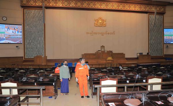 ပုံစာ - ကိုဗစ်ကာလအတွင်းက အမျိုးသားလွှတ်တော် အဆောက်အအုံတွင် ပိုးသတ်ဆေးဖျန်းရန် လုပ်ဆောင်နေမှု မြင်ကွင်း။ ဓာတ်ပုံ - အမျိုးသားလွှတ်တော်