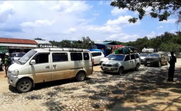 ဖားကန့် သွားလမ်းမှာ ခရီးသွားယာဉ်တွေ ပိတ်ဆို့နေတဲ့အခြေအနေ (ပုံဟောင်း)