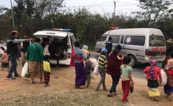 Photo Credit to Zawnyi Nyikyi (Dear Ranger) စစ်ဘေးရှောင်များအား ပရဟိတလူမှုကူညီရေးအဖွဲ့များက ရွာမှ သွားရောက်ကူညီသယ်ထုတ်နေစဉ်