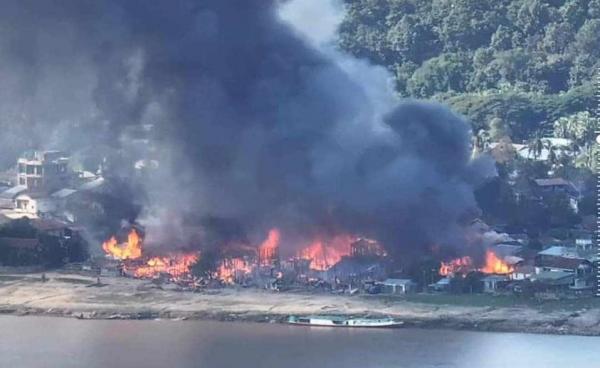 စစ်ကောင်စီ၏ လေကြောင်းတိုက်ခိုက်မှုကြောင့် မီးလောင်နေသည့် နေအိမ်များ