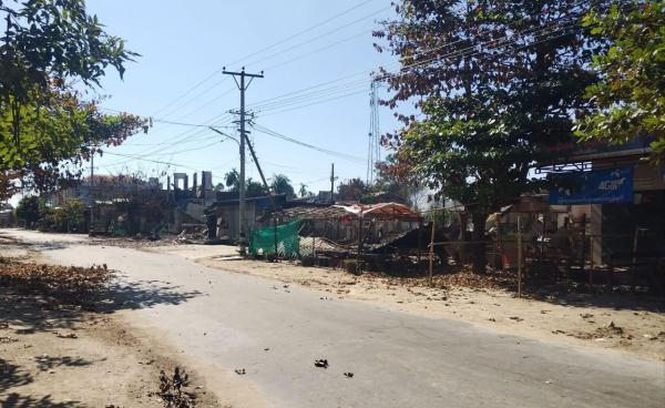 မြို့သိမ်းတိုက်ပွဲအတွင်းတွေ့ရသည့် ထီးချိုင့်မြို့အတွင်း/ Credit