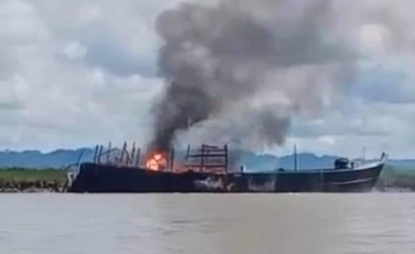 ဓာတ်ပုံ- ၂ဝ၂ဝ ခုနှစ် အောက်တိုဘာ ၂၈ ရက်နေ့က ICRC ရိက္ခာအငှားတင် စက်လှေ မေယုမြစ်ထဲ တိုက်ခိုက်ခံရပြီးနောက် မီးလောင်နေသည်ကို တွေ့ရစဉ်