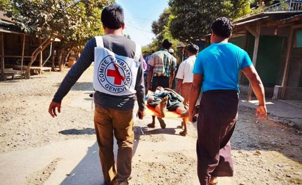ဒဏ်ရာရ လူနာများကို ပို့ဆောင်နေသည့် ICRC ဝန်ထမ်းများကိုတွေ့ရစဉ်။ ဓာတ်ပုံ-ICRC