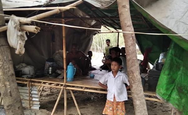 ဘူးသီးတောင်မြို့ပေါ်ရှိ စစ်ဘေးရှောင်များအားတွေ့ရစဉ်