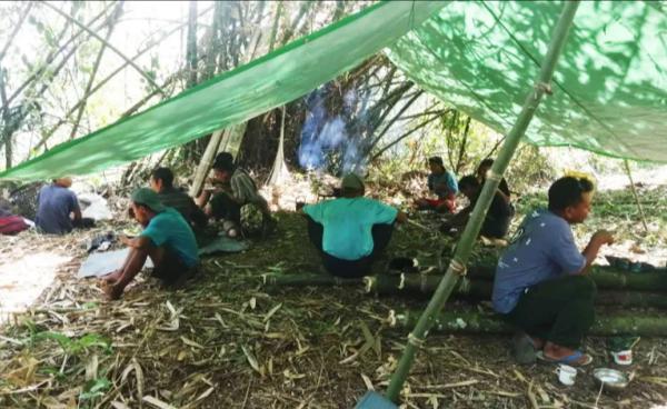 တောတွင်းတစ်နေရာတွင် စစ်ရှောင်နေကြသည့် ဆွမ်ပီယန် စစ်ရှောင်ပြည်သူအချို့။