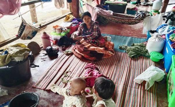 သံတွဲ စစ်ဘေးရှောင်စခန်းတစ်နေရာအား တွေ့ရစဥ်။ ဓာတ်ပုံ - လေးဝတီ (သံတွဲ)