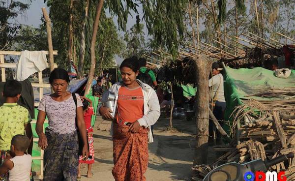 Caption: ရသေ့တောင်မြို့ပေါ်ရှိ ရွှေပါရမီ စစ်ဘေးရှောင်စခန်းတွင် လာရောက်ခိုလှုံနေသည့် စစ်ဘေးရှောင် အမျိုးသမီးများအား တွေ့ရစဉ်။