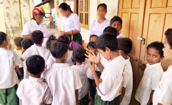 မောင်တောမြို့နယ်အတွင်း တာဝန်ထမ်းဆောင်နေသည့် ပညာရေးဝန်ထမ်းအချို့အားတွေ့ရစဉ်။ Photo - မောင်တောခရိုင်ပညာရေးမှူးရုံး facebook