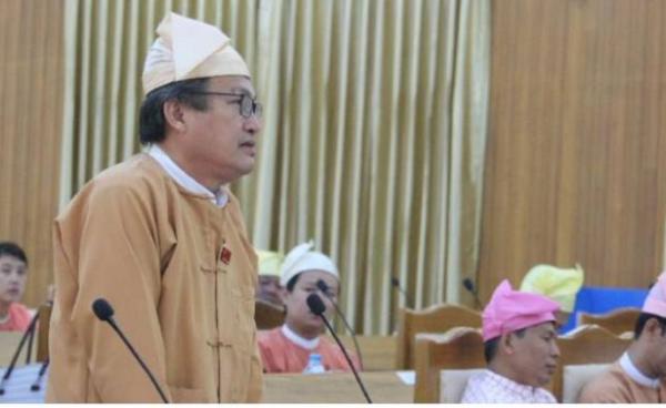  မွန်ပြည်နယ် ဝန်ကြီးချုပ်ဟောင်း ဒေါက်တာအေးဇံ