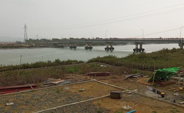 ပြားချောင်းကြီးကျေးရွာနှင့် ရသေ့တောင်မြို့ကို ဆက်သွယ်ထားသည့် ရသေ့တောင်တံတားကို တွေ့ရစဉ်။