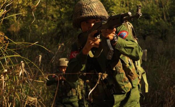 ပုံစာ - ရက္ခိုင့်တပ်တော်(AA) တပ်ဖွဲ့ဝင်တချို့ကို တွေ့ရစဉ်။