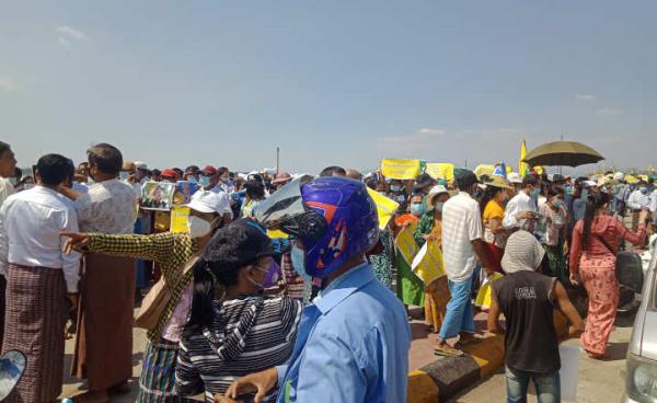 တပ်မတော်ထောက်ခံသည့်လူအုပ်စု မော်လမြိုင်မြို့သို့ စုရုံးရောက်လာစဥ် (MNA)