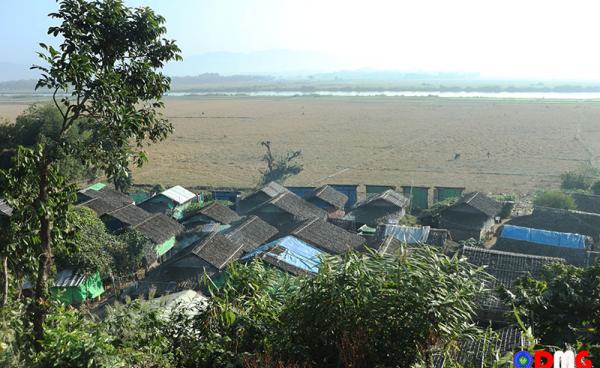 ဘူးသီးတောင်မြို့ပေါ်မှ စစ်ဘေးရှောင်စခန်းတစ်ခုကို တွေ့ရစဉ်။