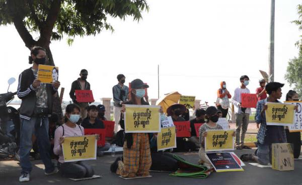 မော်လမြိုင်မြို့ မြန်မာ့စီပွားရေးဘဏ်ခွဲ(၁) ရှေ့ (၅) ရက်မြောက်ထိုင်သပိတ် (MNA)