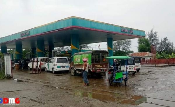 စစ်တွေမြို့ရှိ စက်သုံးဆီအရောင်းဆိုင်တစ်ဆိုင်အား တွေ့ရစဉ်။ (ဓာတ်ပုံ - DMG)