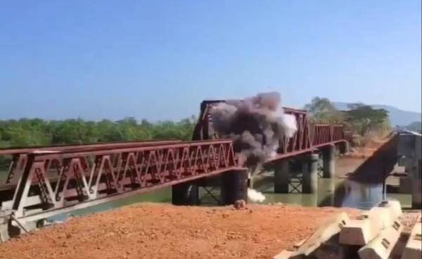 မိုင်းခွဲ ဖျက်ဆီးခံရေသာ တံတား (Photo: Internet)