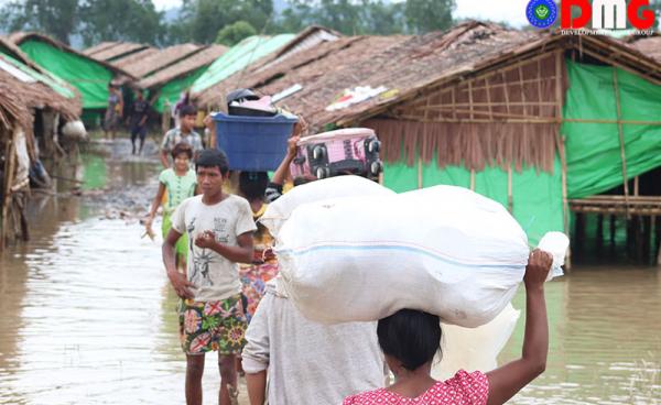  ပုံ -  ပြီးခဲ့သည့် မိုးရာသီက မြောက်ဦးမြို့နယ်၊ တိမ်ညိုစစ်ဘေးရှာင်စခန်းအတွင်း မိုးရေများ ဝင်ရောက်နေသည်ကို တွေ့ရစဉ်။ 