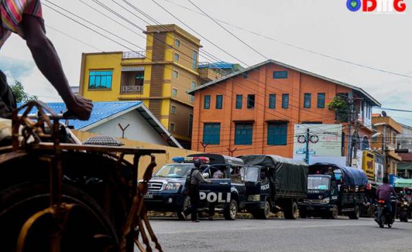 စစ်တွေမြို့၊ အမှတ်(၁)ရဲစခန်းရှေ့တွင် ရဲတပ်ဖွဲ့ယာဉ်တန်းအား တွေ့ရစဉ်