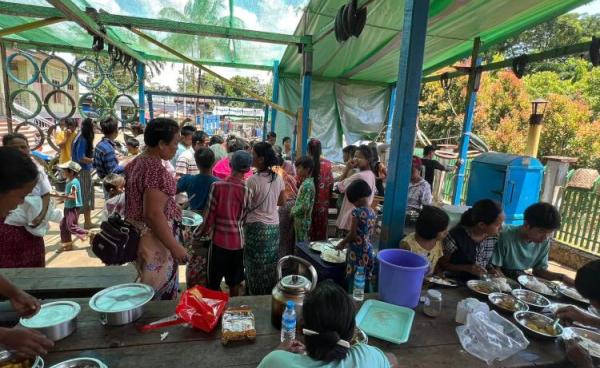 ဓါတ်ပုံ- ဆယ်ဇင်း စစ်ဘေးရှောင် ပြည်သူများအား စားရေးသောက်ရေး အလှူပေးနေကြစဉ်။ Credit - တာမခန်နွေဦးတော်လှန်ရေး Page