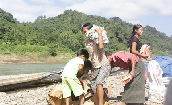 စားနပ်ရိက္ခာများ သယ်နေသော ပလက်ဝမြို့နယ်၊ ရှင်းလက်ဝမှ တိုက်ပွဲရှောင် ကလေးငယ်များ(ပုံ-ချစ်မင်းထွန်း)