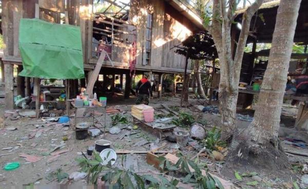 လေကြောင်းတိုက်ခိုက်မှုကြောင့် ပျက်စီးခဲ့တဲ့ဒေသခံ နေအိမ် ဓာတ်ပုံ – Salweem Press