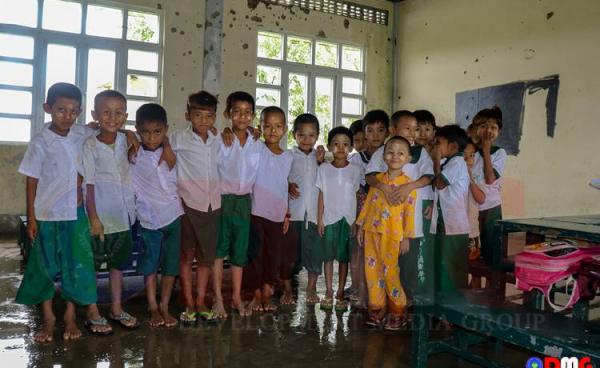 ရသေ့တောင်မြို့နယ်၊ သမီးကျေးရွာစာသင်ကျောင်းမှ ကျောင်းသား၊ ကျောင်းသူတချို့ကို တွေ့ရစဉ်။