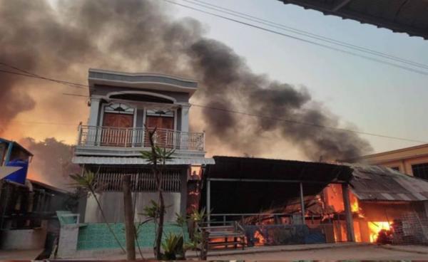 မီးလောင်နေသော ကမ်းနီကျေးရွာ