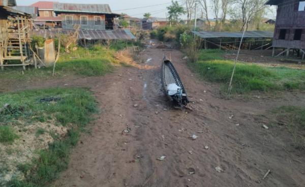 အင်းလေးဒေသ ဟဲယာရွာမရွာတွင် ရပ်ထားသည့် စက်လှေတစီးကို မတ်လ ၂၄ ရက်နေ့တွင် တွေ့ရစဉ်။ (ဓါတ်ပုံ-CJ)