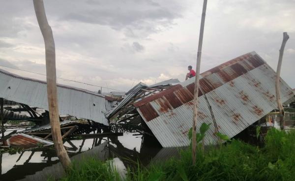 အင်းလေး ဒေသ ငလျင်ဘေးသင့်မှုကြောင့် အိမ်ပြိုကျနေသည့်ပုံ။